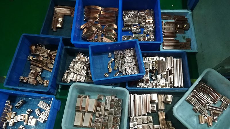 铝合金压铸模具与注塑模具：成本差异背后的工艺解析