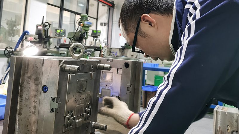 小家电外壳双色模具加工流程解析**